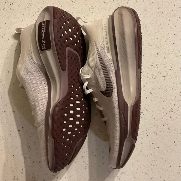 Nike ZoomX Cream and Maroon Running Shoes - Picture 2 of 7